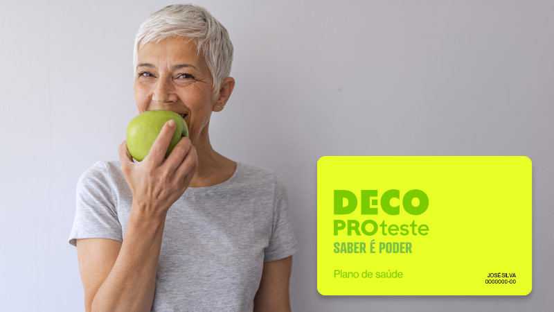 mulher a comer uma maçã